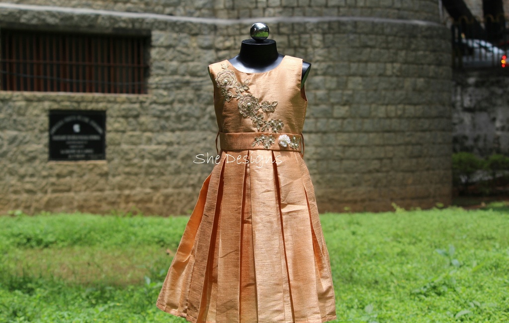 Sleeveless pleated dress